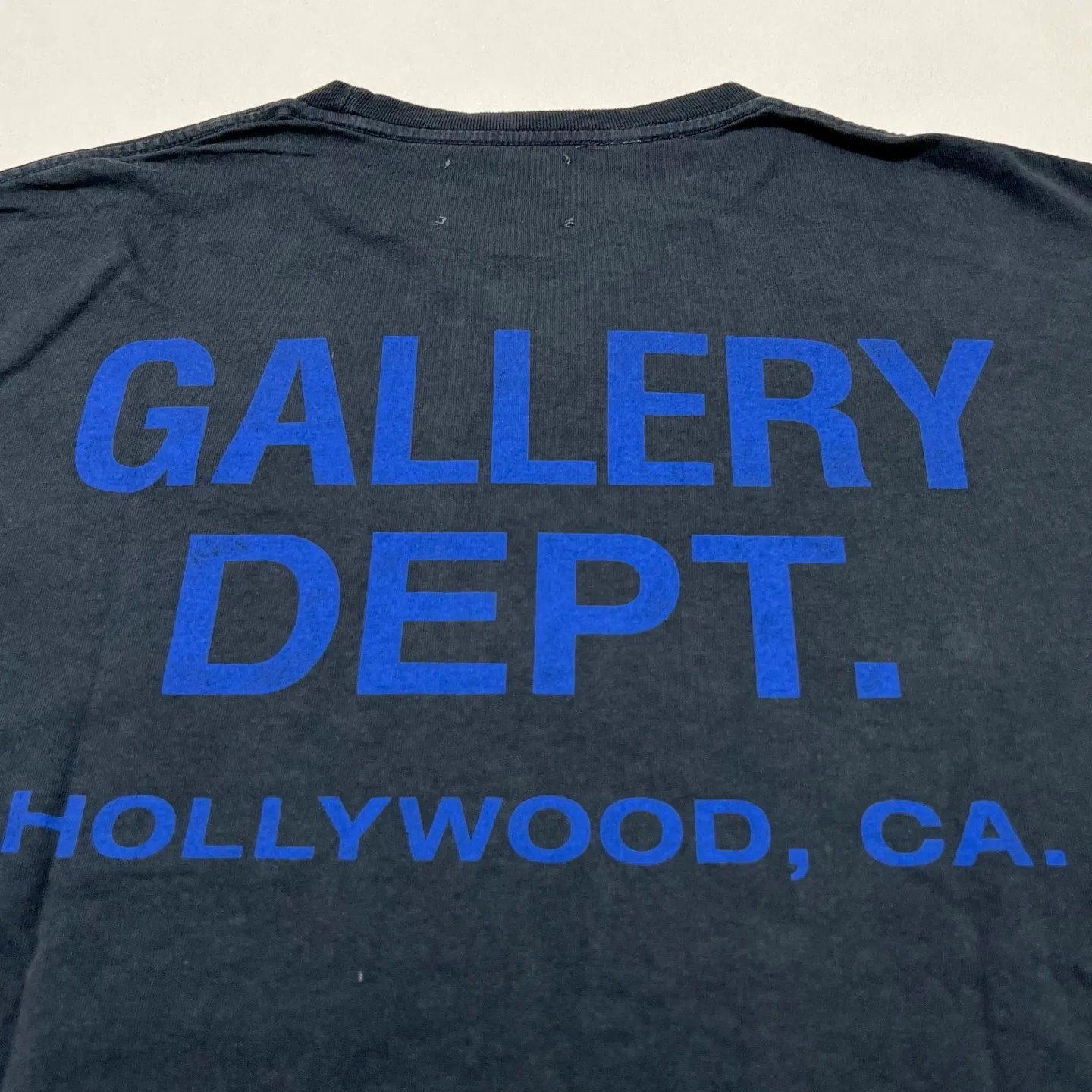 GALLERY DEPT. SOUVENIR TEE/WASHED BLACK Blue English LOGO short-sleeved Hollywood limited English TEE Washed black S-XL Assute garments dyed Re-washed and distressed Cylindrical fabric without side seams Non-open version Original development Complete accessories/matching Details in place